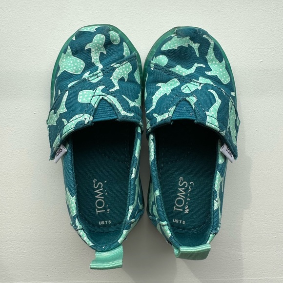 Tom’s GLOW IN THE DARK Toddler Baby Alpargata Whale Shark Shoes - Picture 2 of 9